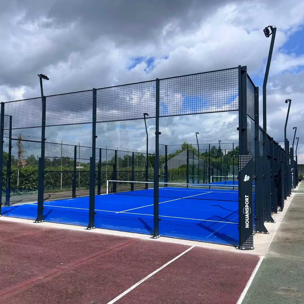 PISTE DE PADEL EXTÉRIEURE - SUR PLATINE - TRAITÉE ANTI-CORROSION ET THERMOLAQUÉE