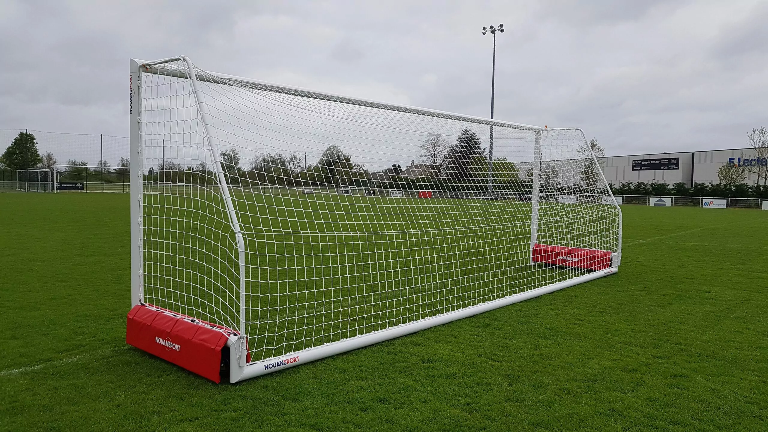 BUT DE FOOT À 11 - MOBILE SUR GAZON SYNTHÉTIQUE ET PELOUSE NATURELLE AVEC CROCHETS MONTÉS – Image 3